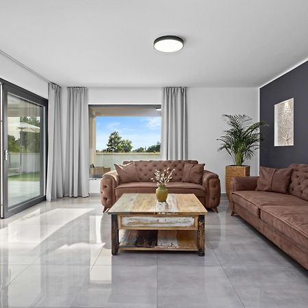 Special Offer! New Luxury Apartment With Pool, Fitness, Outdoor Bar&Grill Buje Exteriér fotografie
