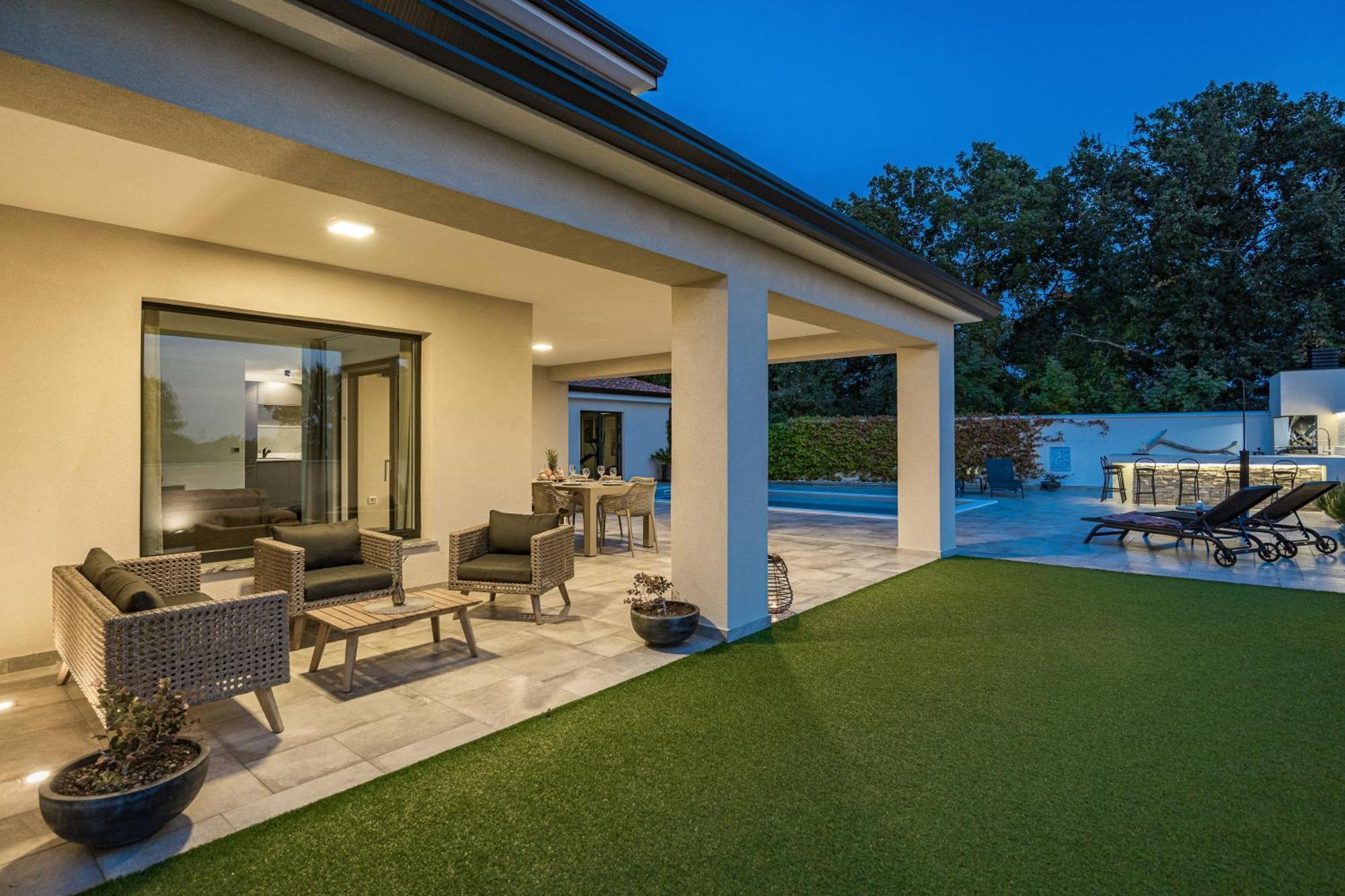 Special Offer! New Luxury Apartment With Pool, Fitness, Outdoor Bar&Grill Buje Exteriér fotografie