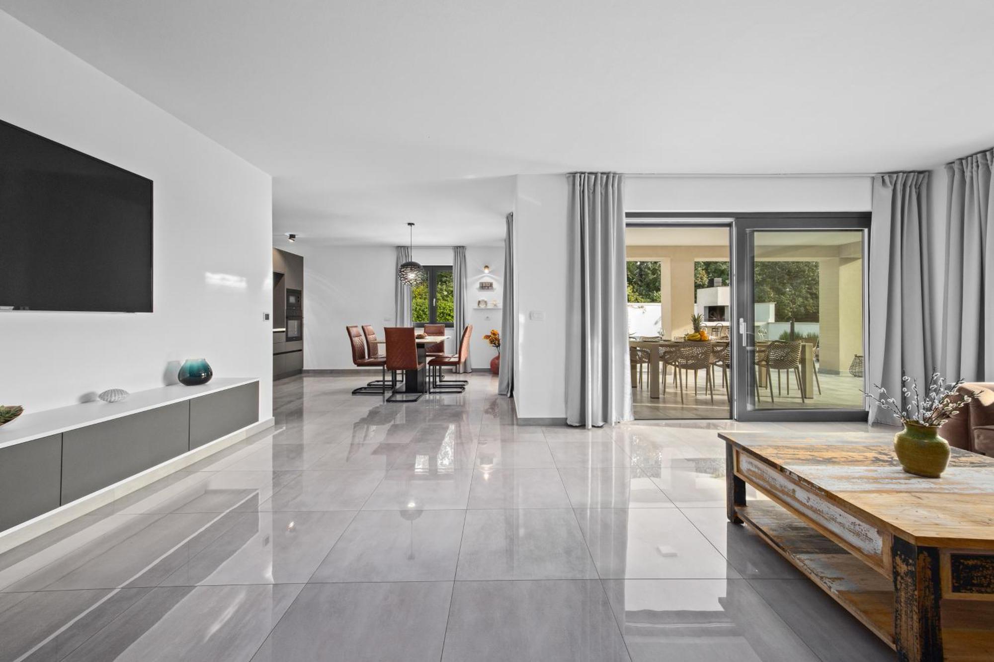 Special Offer! New Luxury Apartment With Pool, Fitness, Outdoor Bar&Grill Buje Exteriér fotografie