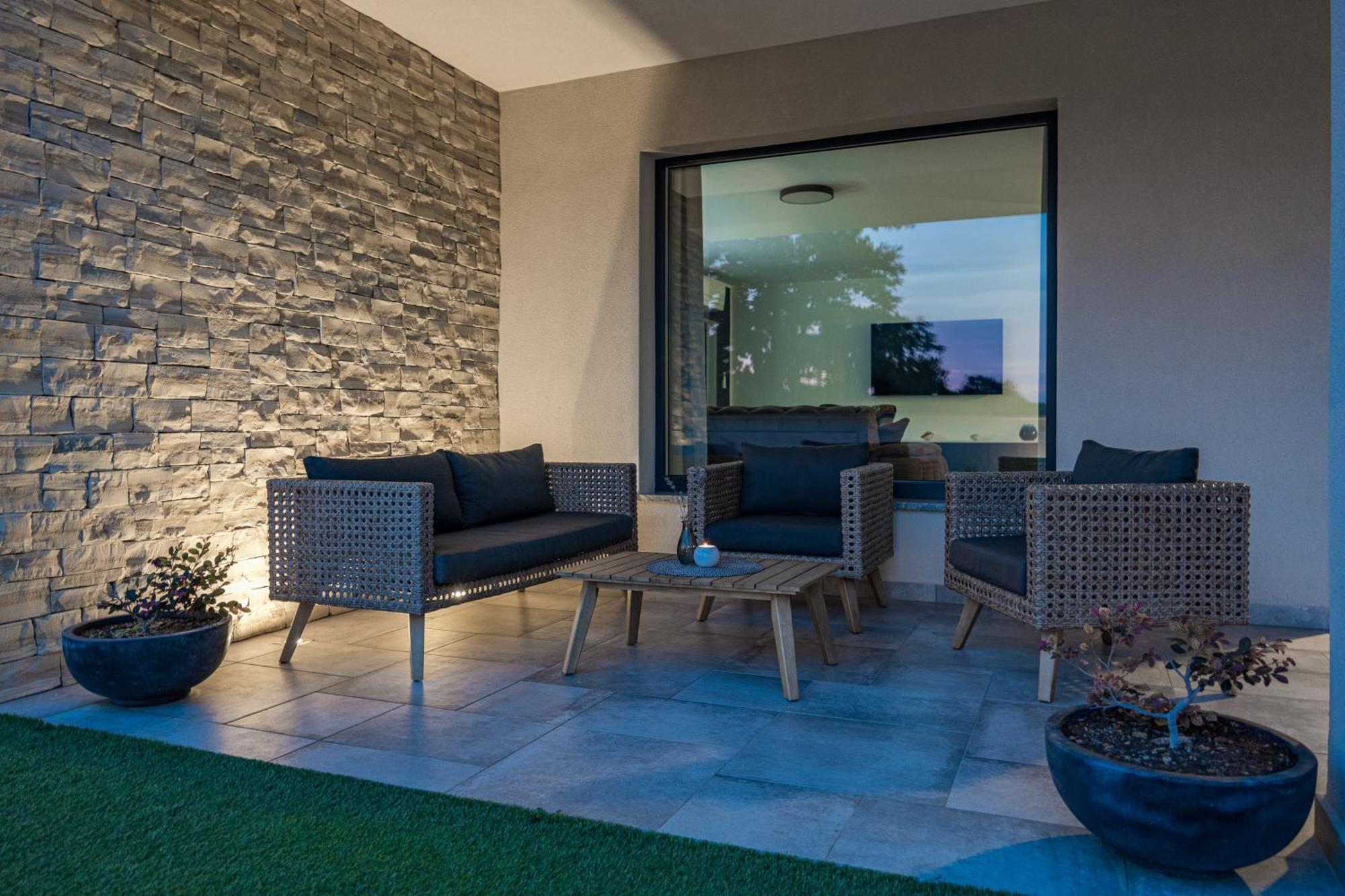 Special Offer! New Luxury Apartment With Pool, Fitness, Outdoor Bar&Grill Buje Exteriér fotografie