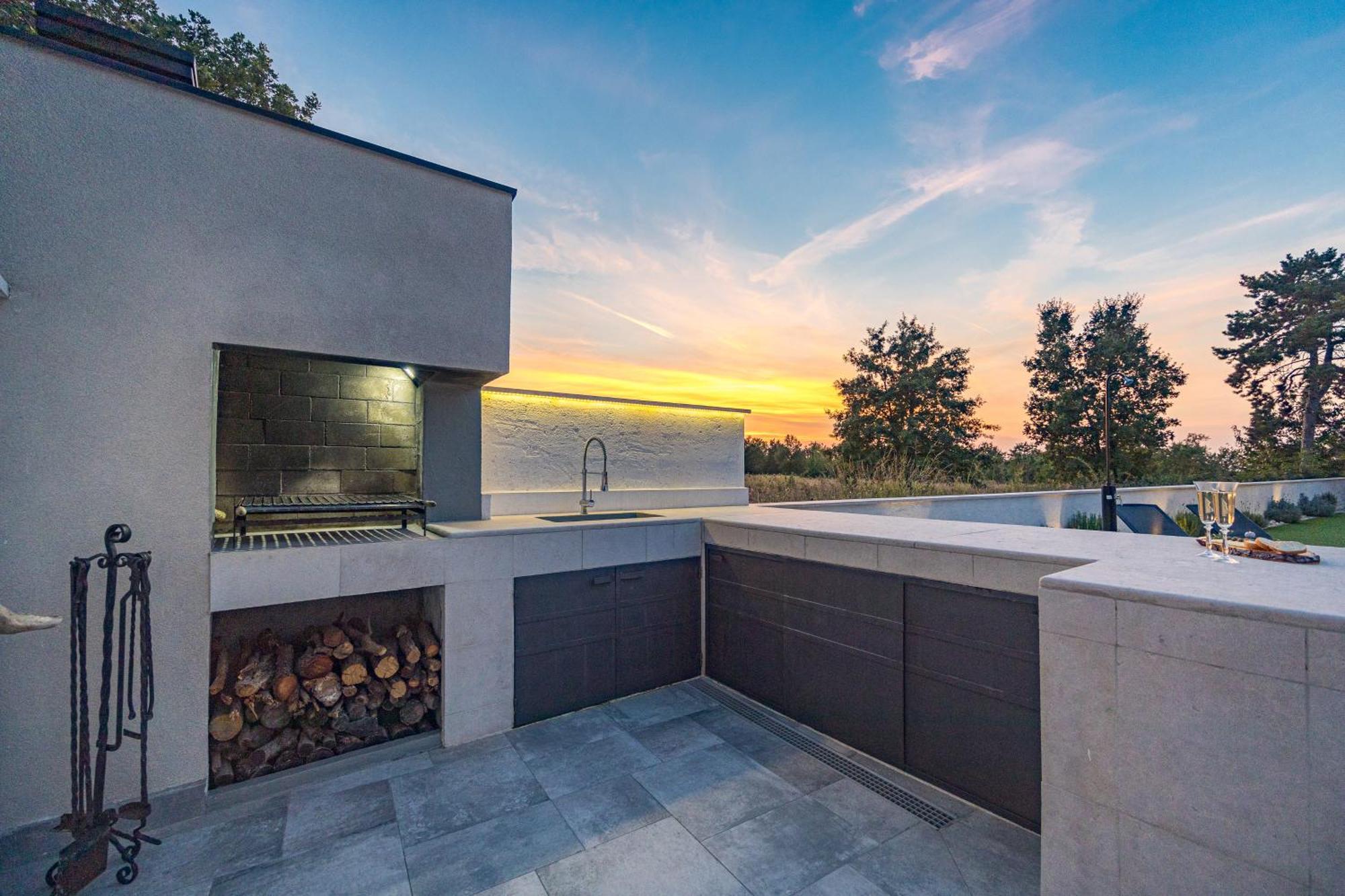 Special Offer! New Luxury Apartment With Pool, Fitness, Outdoor Bar&Grill Buje Exteriér fotografie