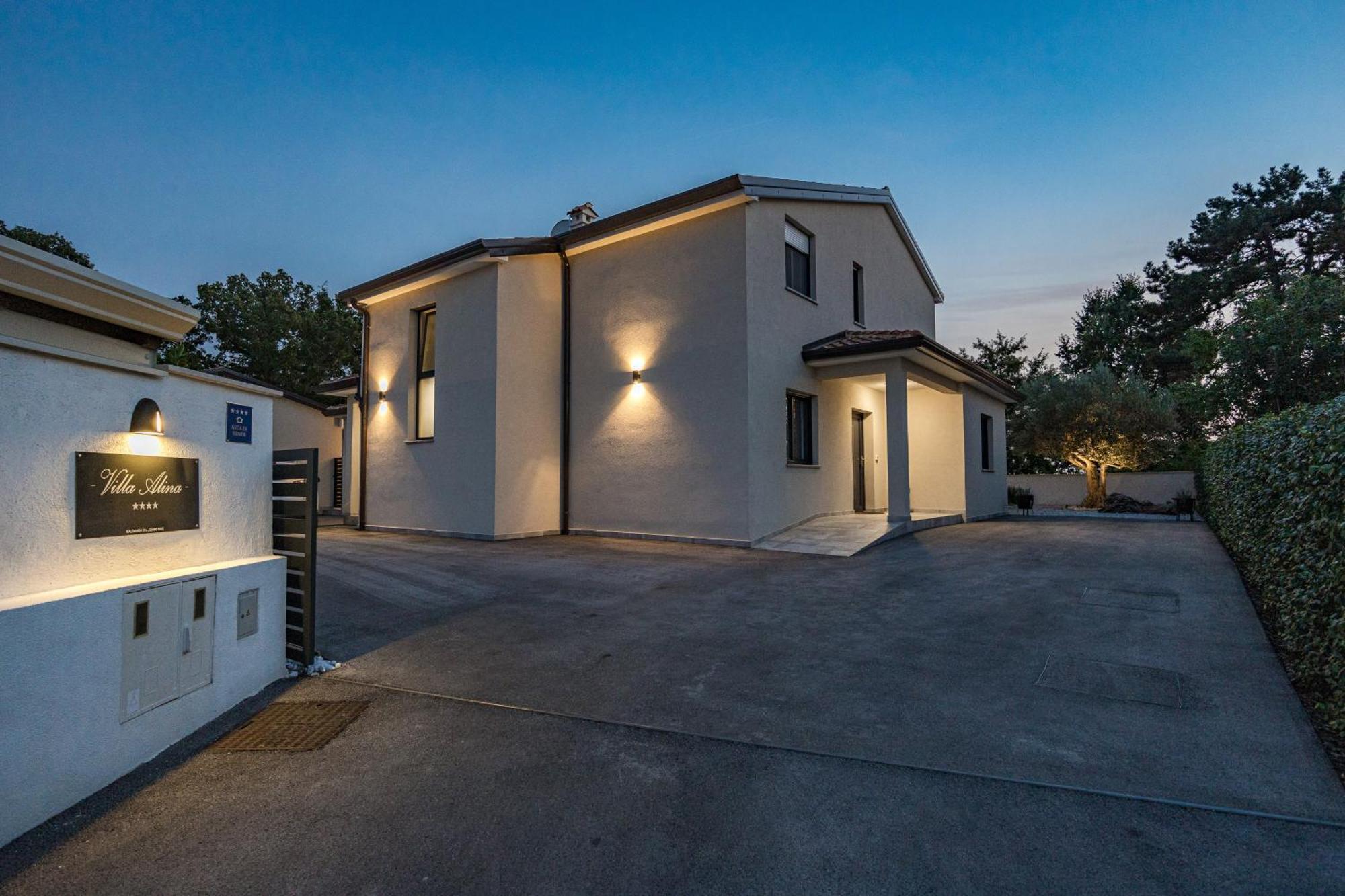 Special Offer! New Luxury Apartment With Pool, Fitness, Outdoor Bar&Grill Buje Exteriér fotografie