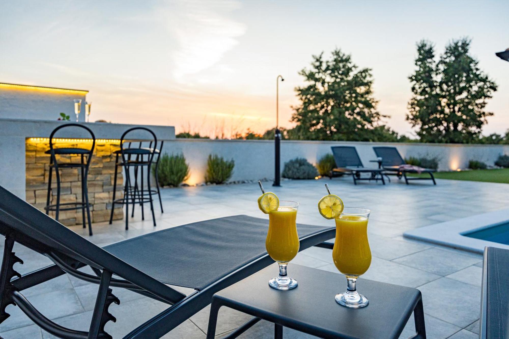 Special Offer! New Luxury Apartment With Pool, Fitness, Outdoor Bar&Grill Buje Exteriér fotografie