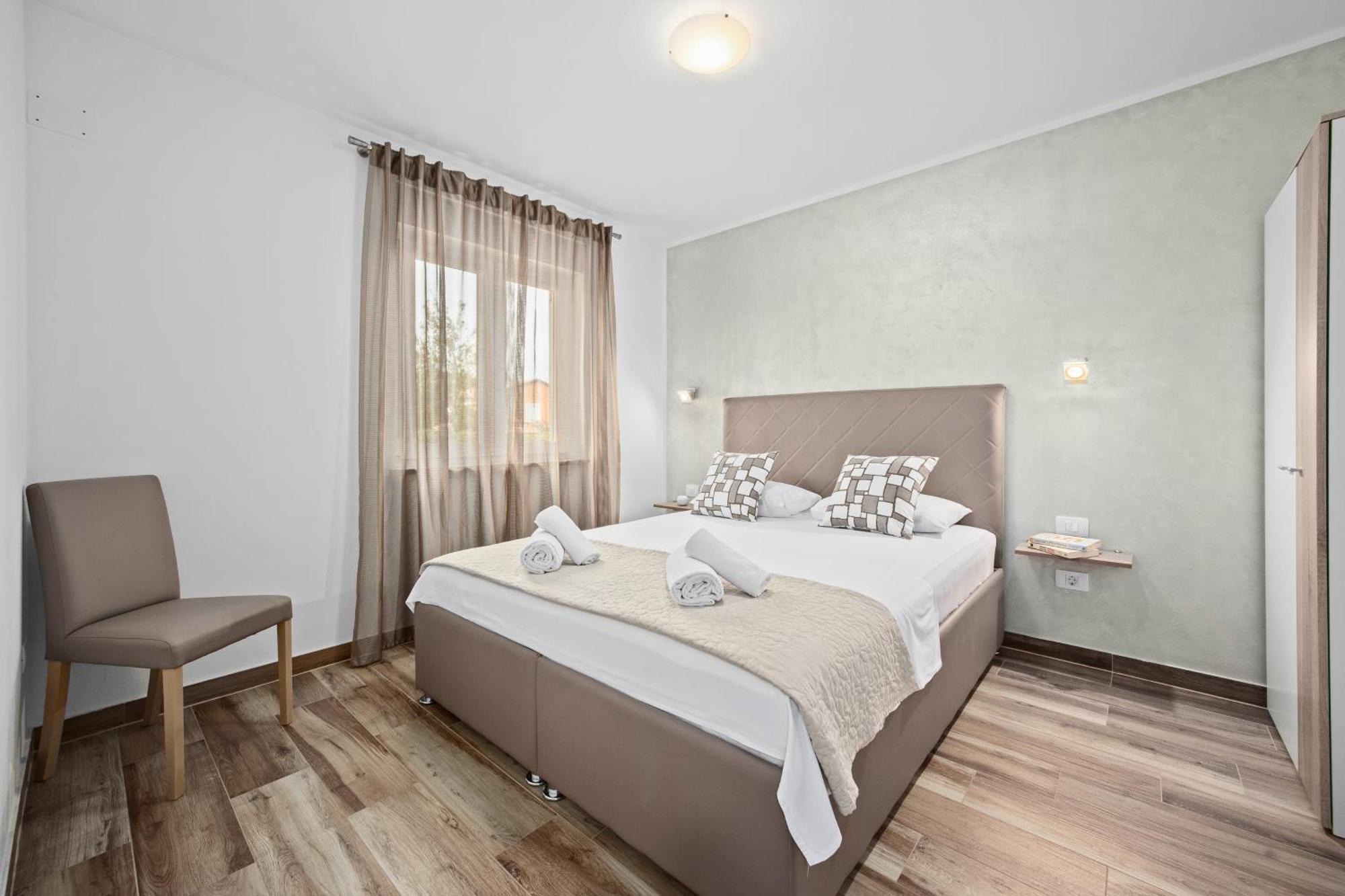 Special Offer! New Luxury Apartment With Pool, Fitness, Outdoor Bar&Grill Buje Exteriér fotografie