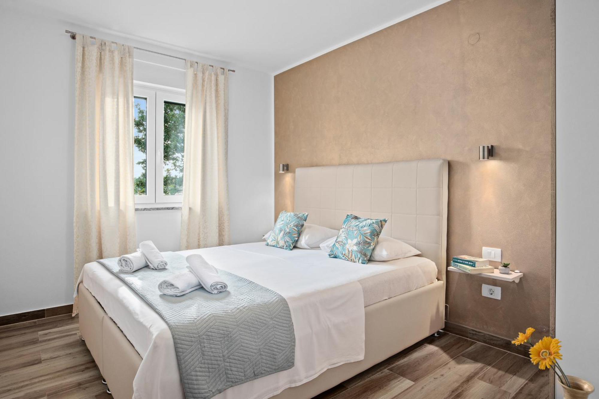 Special Offer! New Luxury Apartment With Pool, Fitness, Outdoor Bar&Grill Buje Exteriér fotografie
