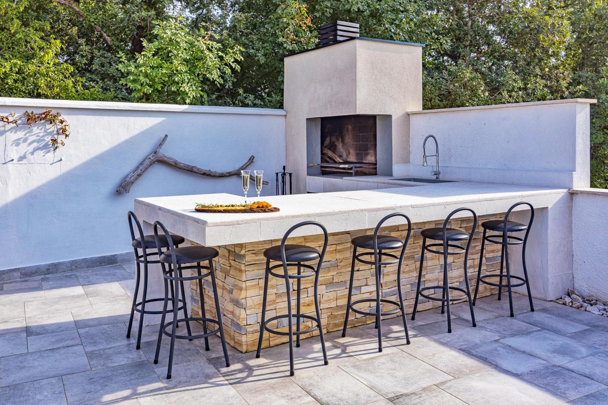Special Offer! New Luxury Apartment With Pool, Fitness, Outdoor Bar&Grill Buje Exteriér fotografie