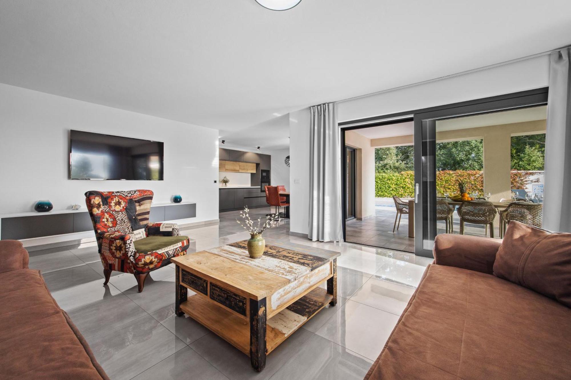 Special Offer! New Luxury Apartment With Pool, Fitness, Outdoor Bar&Grill Buje Exteriér fotografie