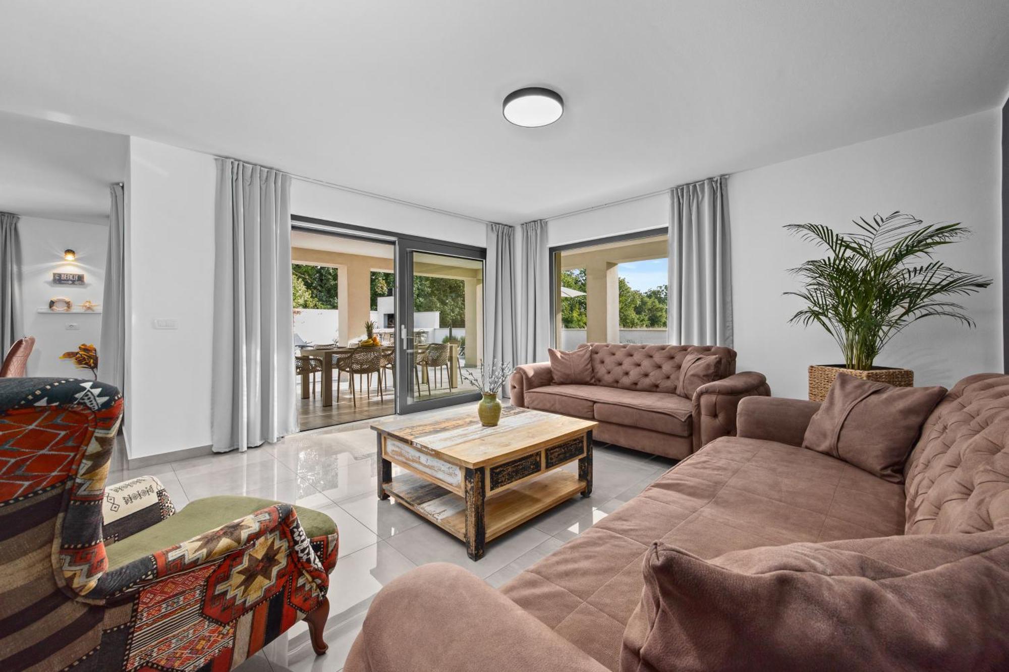 Special Offer! New Luxury Apartment With Pool, Fitness, Outdoor Bar&Grill Buje Exteriér fotografie