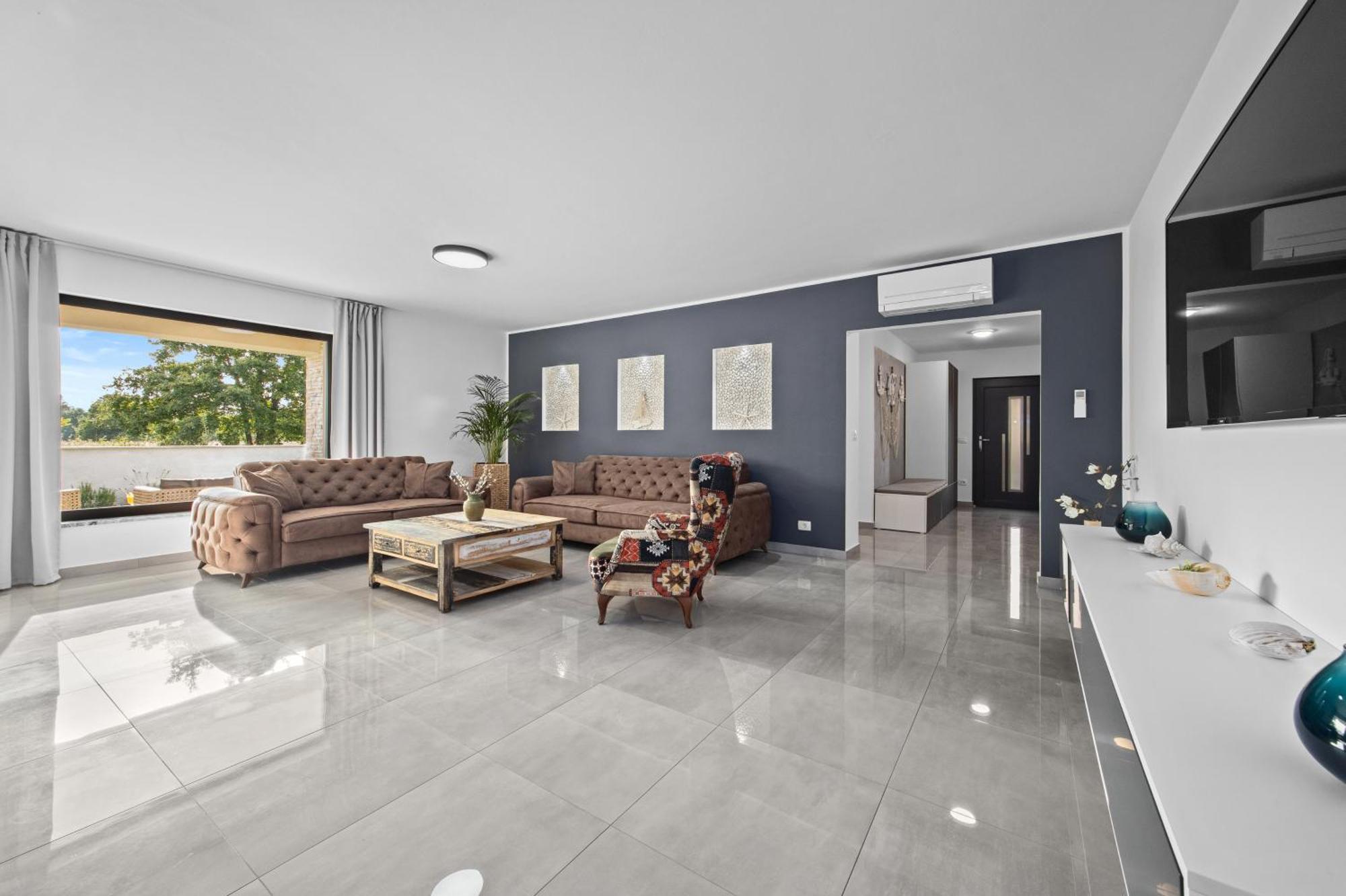 Special Offer! New Luxury Apartment With Pool, Fitness, Outdoor Bar&Grill Buje Exteriér fotografie