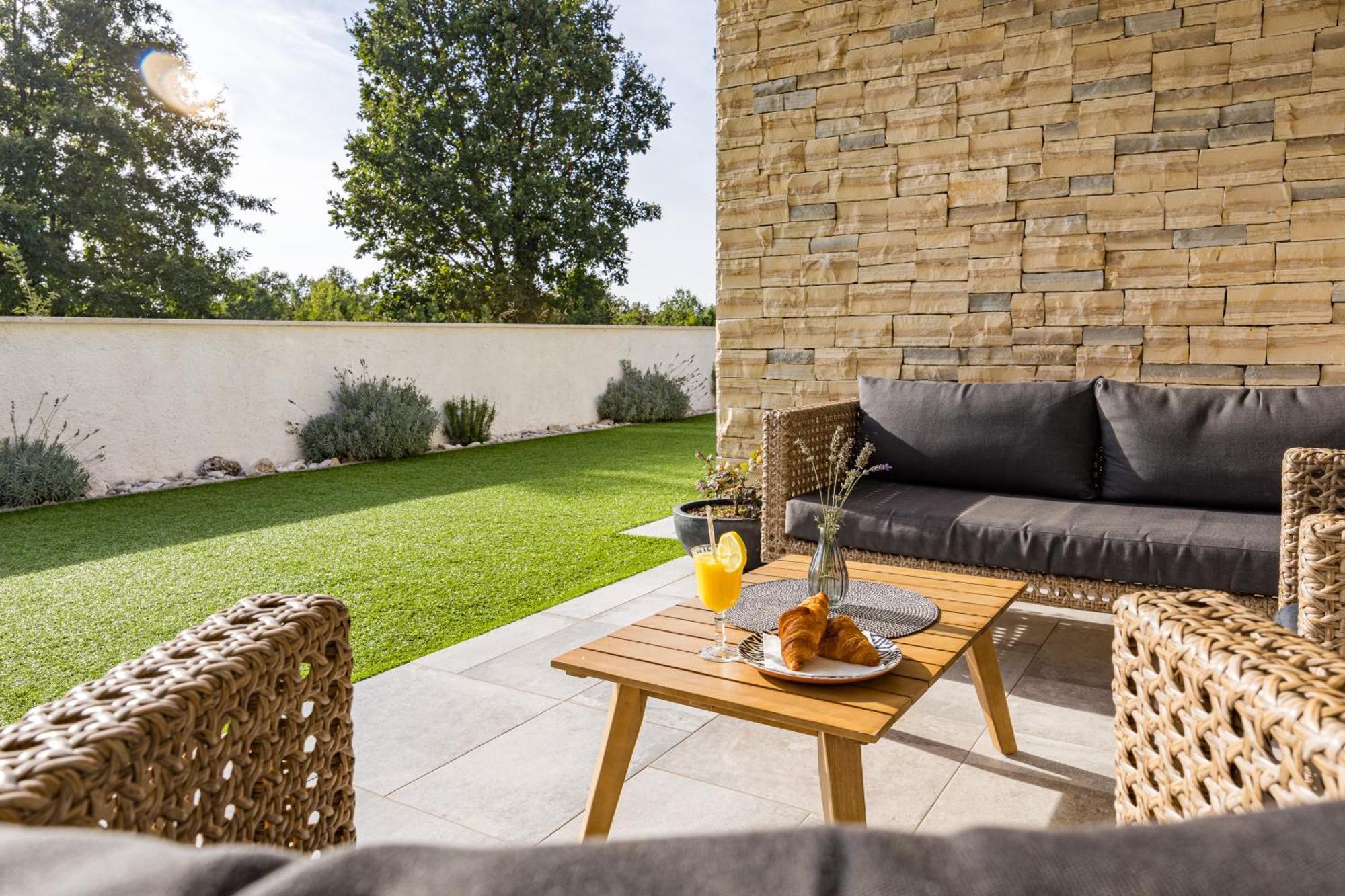 Special Offer! New Luxury Apartment With Pool, Fitness, Outdoor Bar&Grill Buje Exteriér fotografie