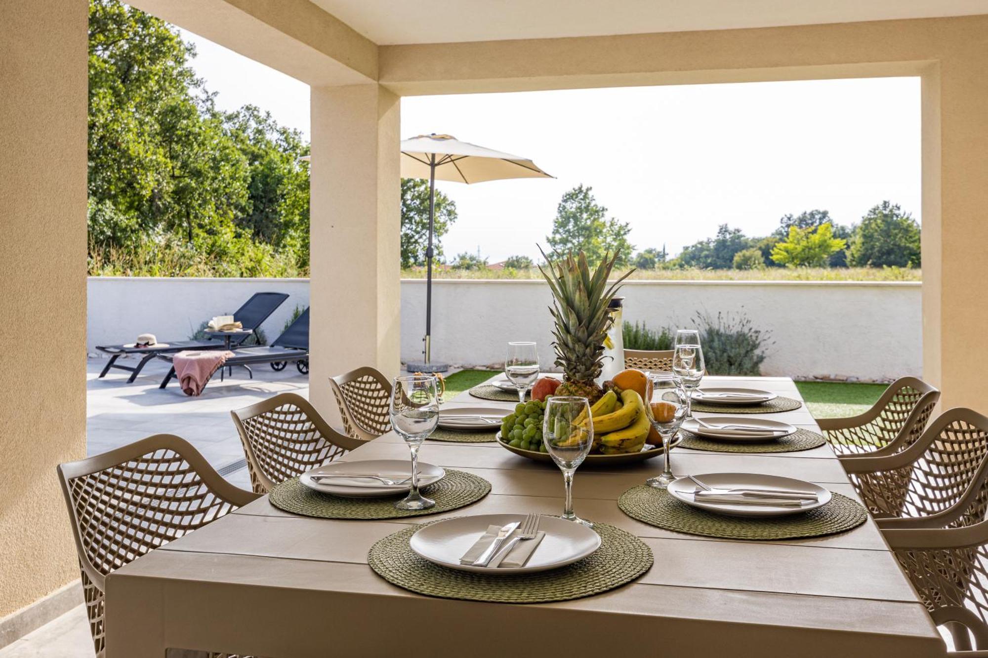 Special Offer! New Luxury Apartment With Pool, Fitness, Outdoor Bar&Grill Buje Exteriér fotografie