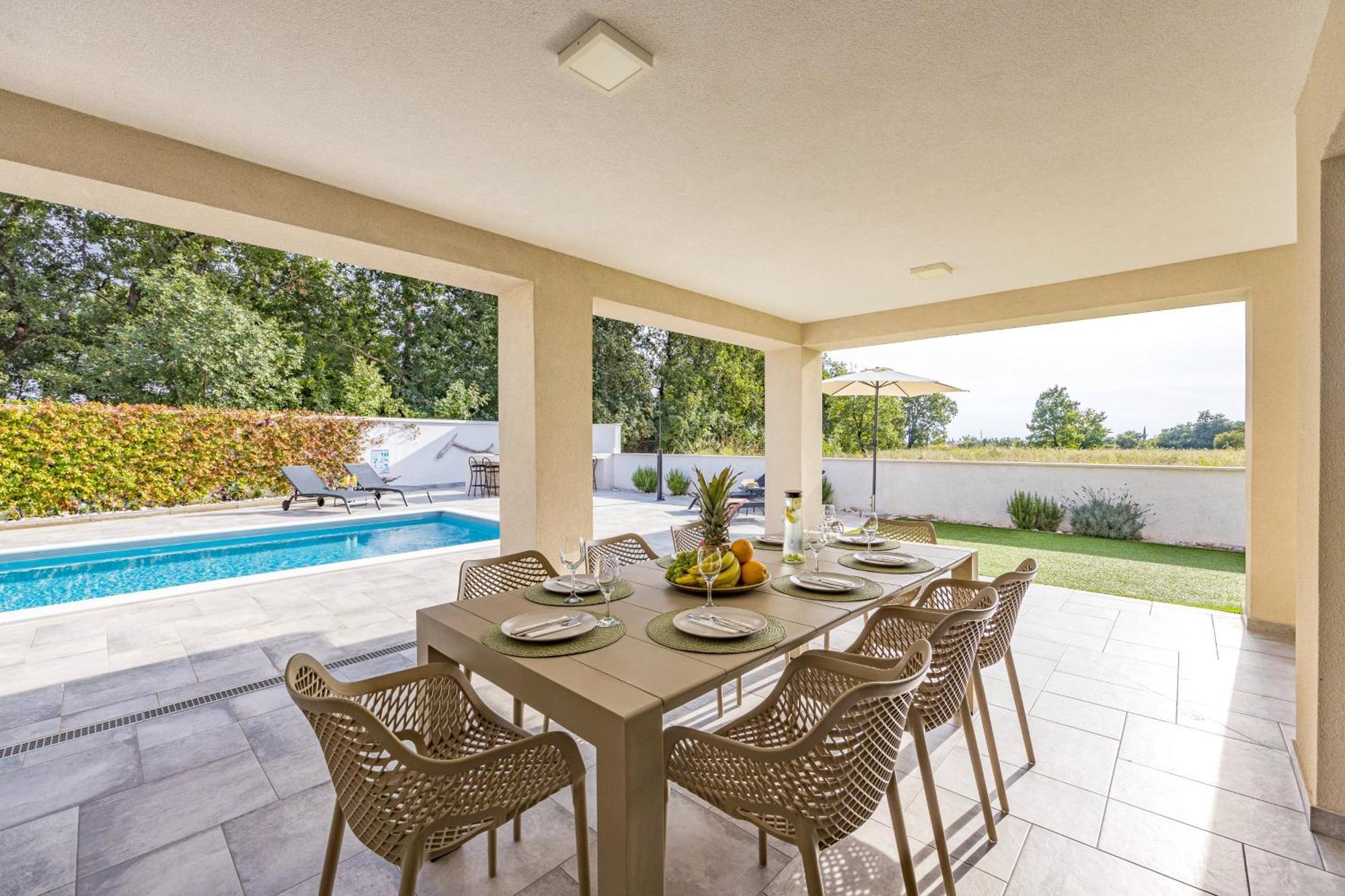 Special Offer! New Luxury Apartment With Pool, Fitness, Outdoor Bar&Grill Buje Exteriér fotografie