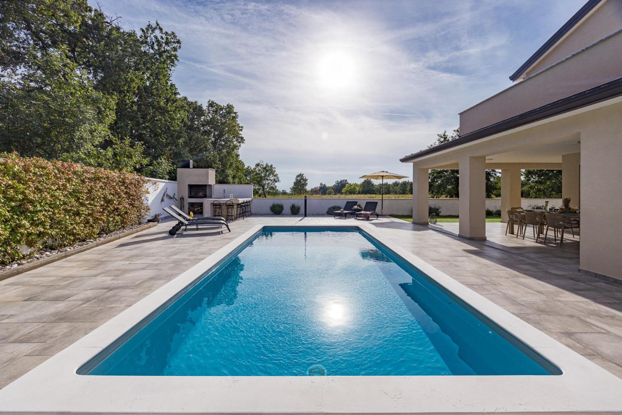 Special Offer! New Luxury Apartment With Pool, Fitness, Outdoor Bar&Grill Buje Exteriér fotografie