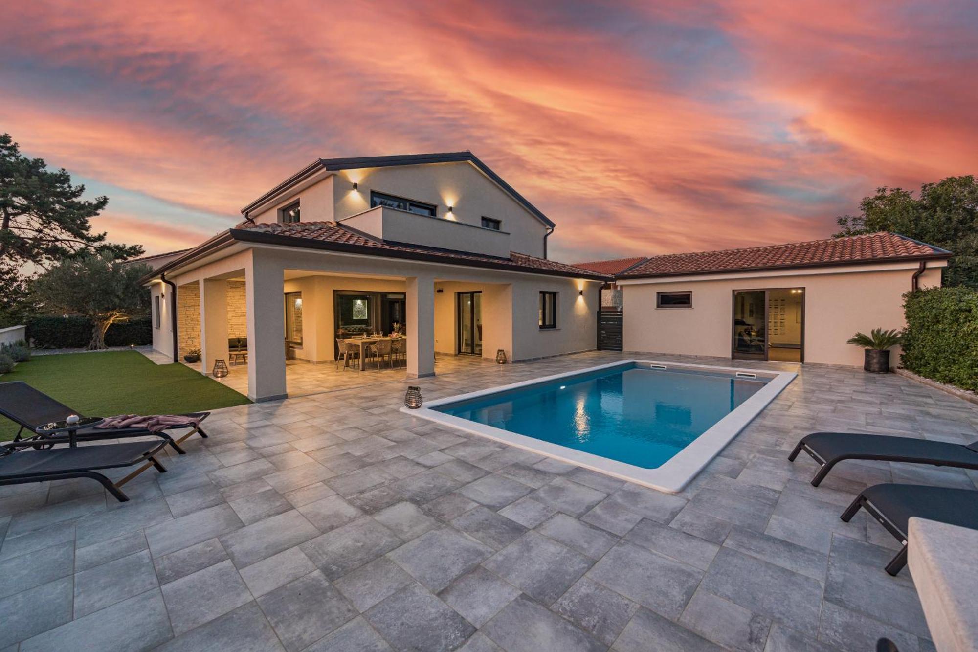 Special Offer! New Luxury Apartment With Pool, Fitness, Outdoor Bar&Grill Buje Exteriér fotografie